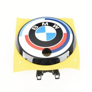 Gyári BMW 50 Yahre 82mm-es csomagtartó embléma kamerás G22 G23 G26 G80 M3 G82 G83 M4 51148087199